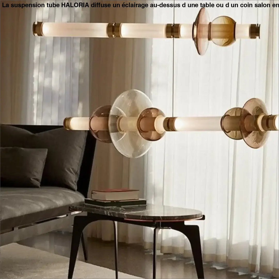 Suspension tube haloria moderne à deux niveaux avec tubes en verre givré et accents en laiton au-dessus d’une table