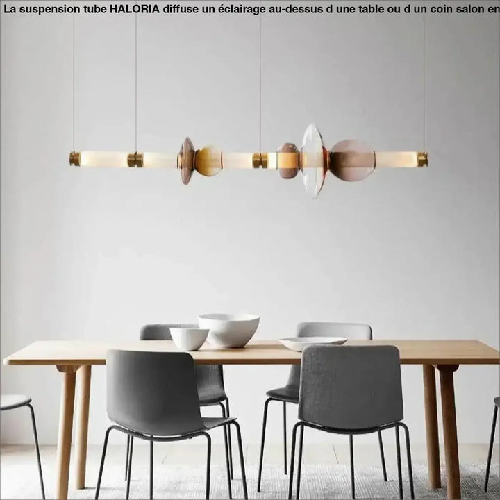 Suspension tube haloria avec design allongé en laiton chaud et disques verre ambre translucide pour au-dessus d’une table ou d’un coin salon