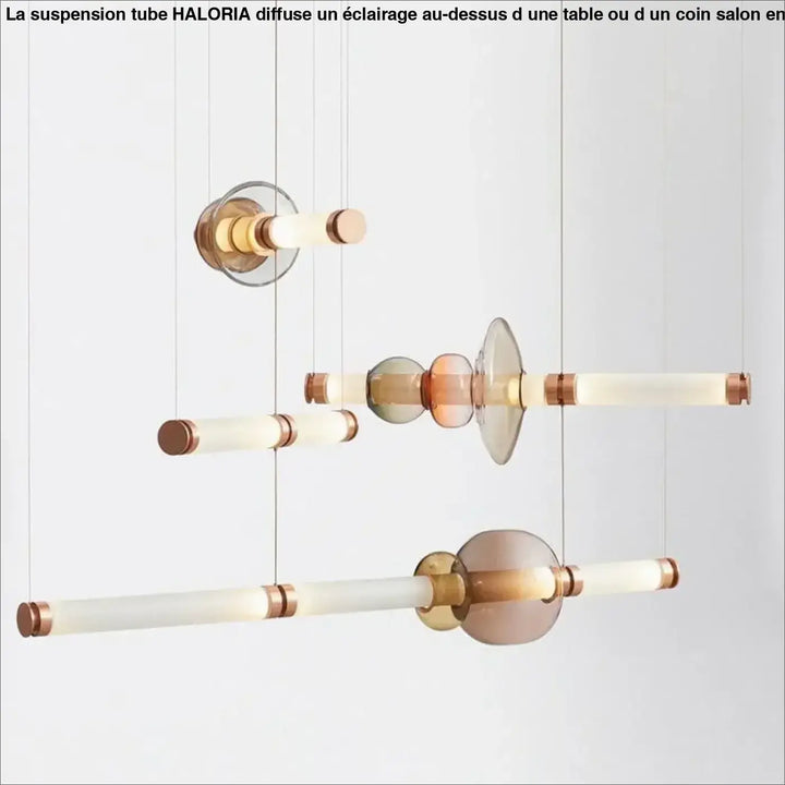 Suspension tube haloria avec tubes en verre dépoli, accents cuivre et sphères en verre ambré translucide au-dessus d’un coin salon