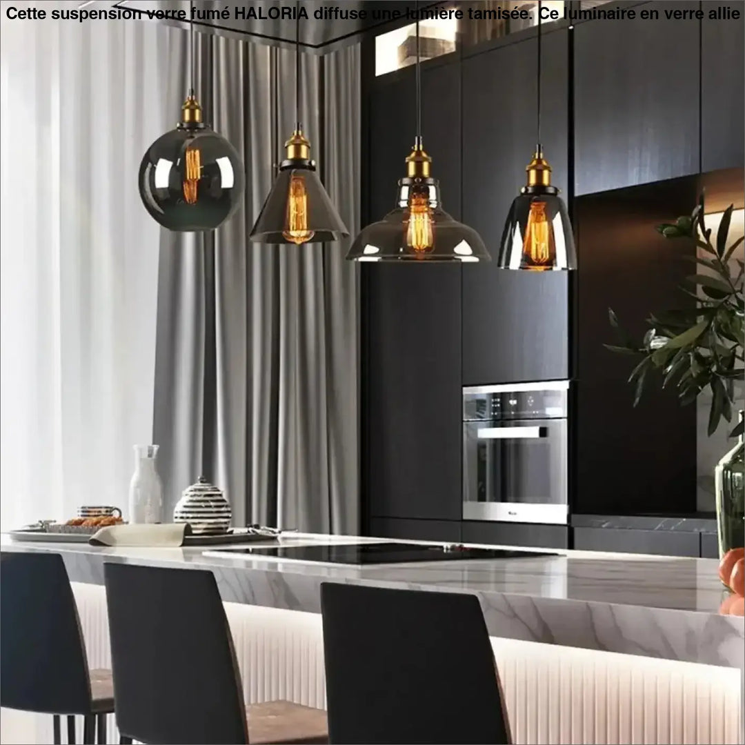 Suspension verre fumé haloria avec quatre luminaires suspendus à ampoules filament ambre et accents en laiton