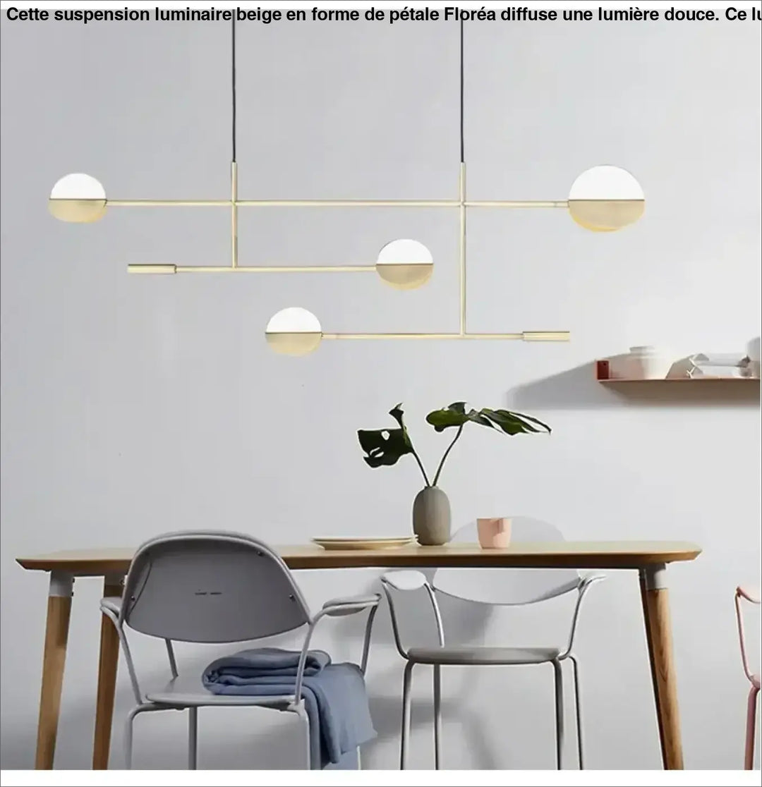 Luminaire beige uspension avec trois globes en verre suspendus par des cordons noirs fins en forme de petale