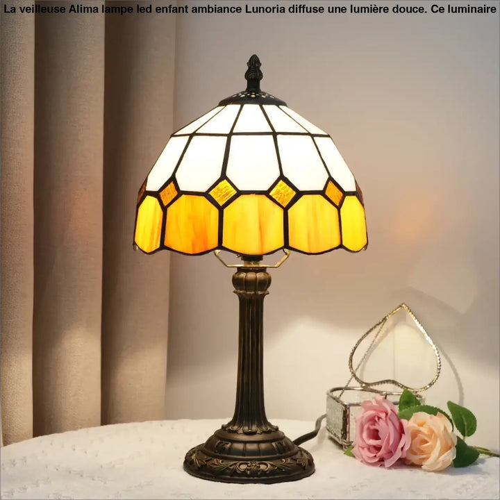 Lampes de chevet méditerranéen avec abat-jour hexagonal en verre teinté ambre et blanc sur socle bronze orné devient plus vivante