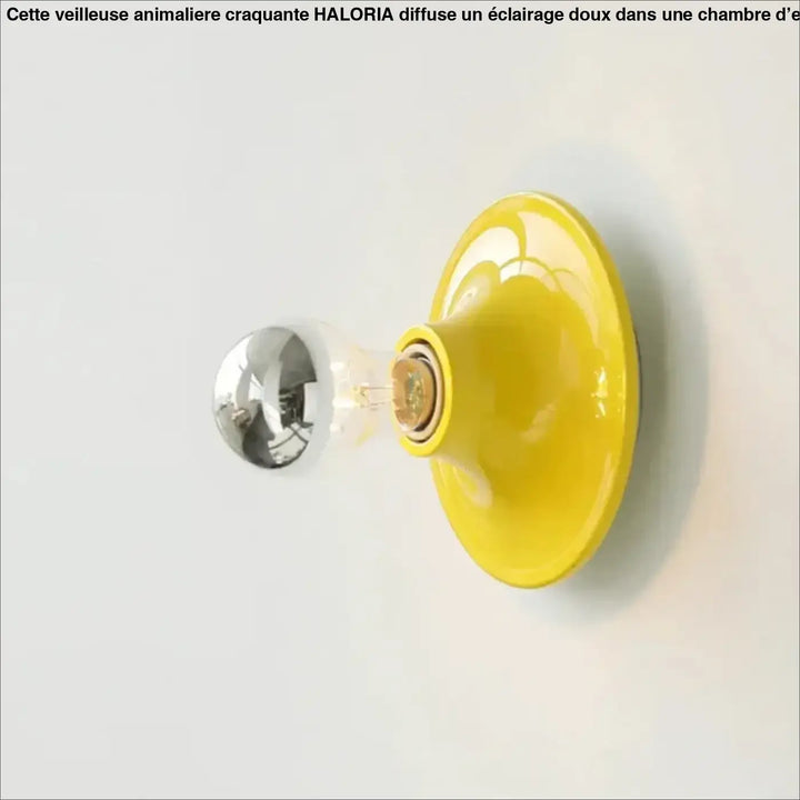 Applique murale atelio en céramique jaune vif avec ampoule en verre clair et base métallique style industriel