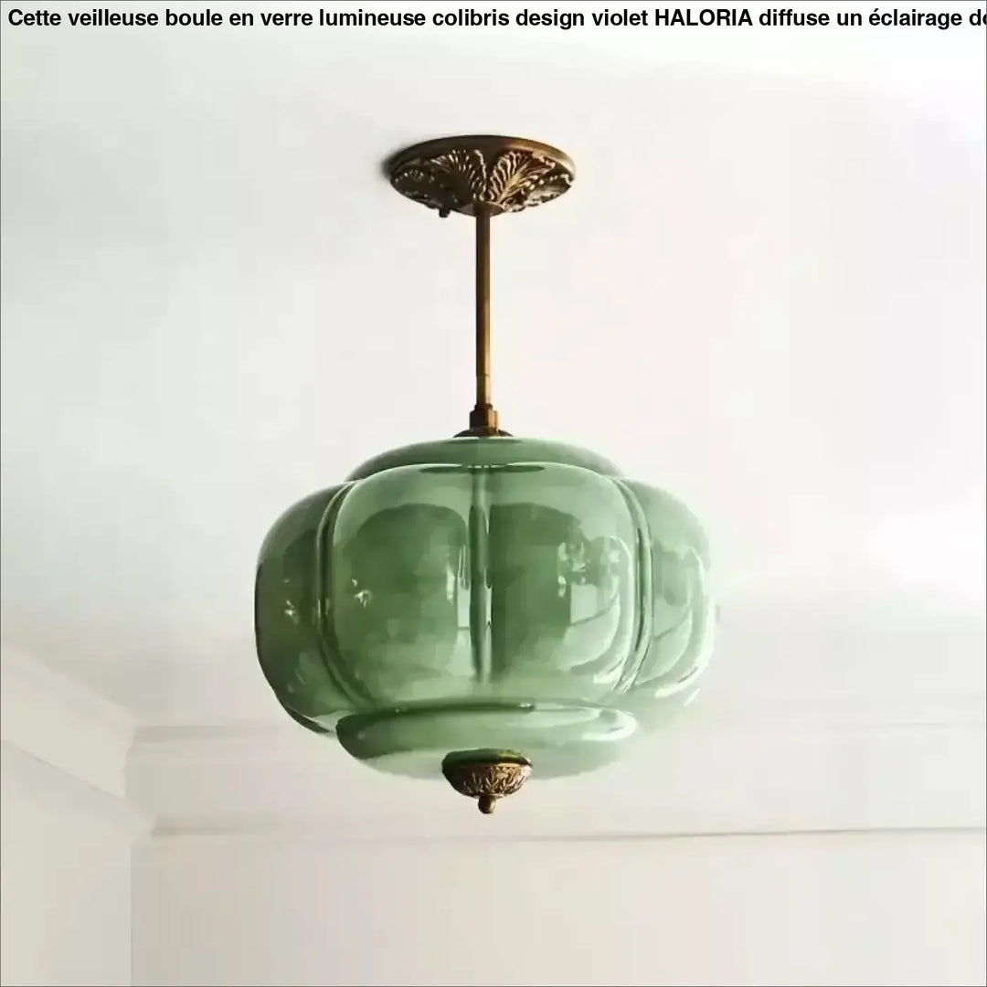 Suspension luminaire vintage en verre vert sauge translucide avec reliefs citrouille et ferronnerie laiton art déco décoration intérieure homilo