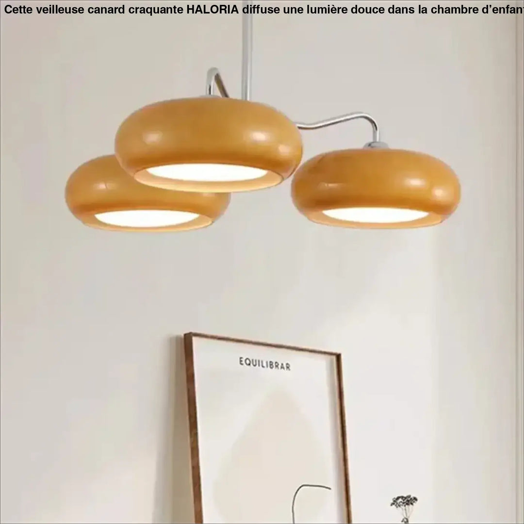 Suspension luminaire longa en céramique ambre brillant à trois abat-jours ronds et bras en chrome pour décoration intérieure design aux