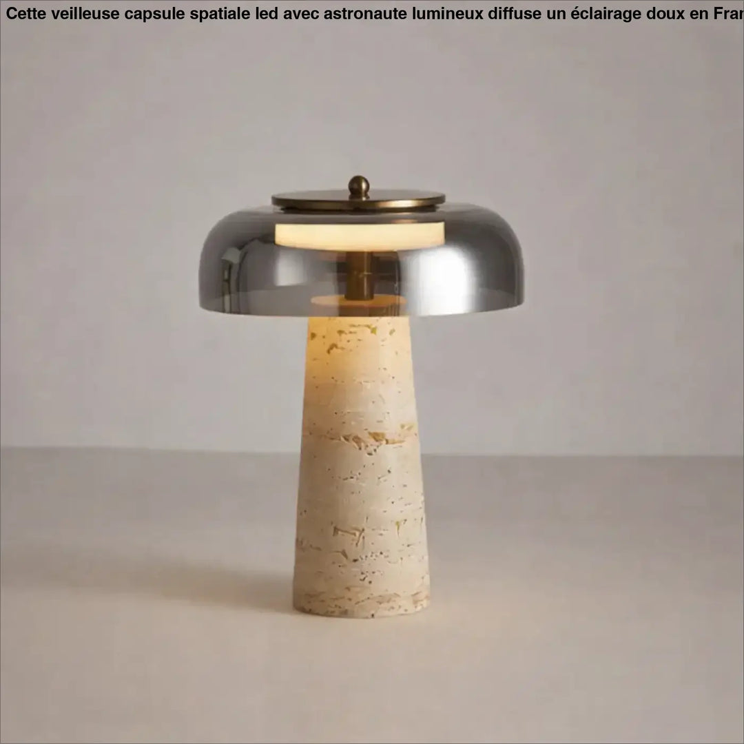 Lampe de chevet neo avec abat-jour métallique moderne et base en pierre beige texturée pour une ambiance chaleureuse design moderne