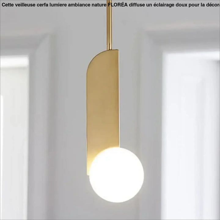Suspension design dorée minimaliste avec boule en verre