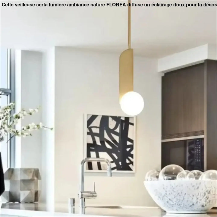 Suspension design dorée minimaliste avec boule en verre