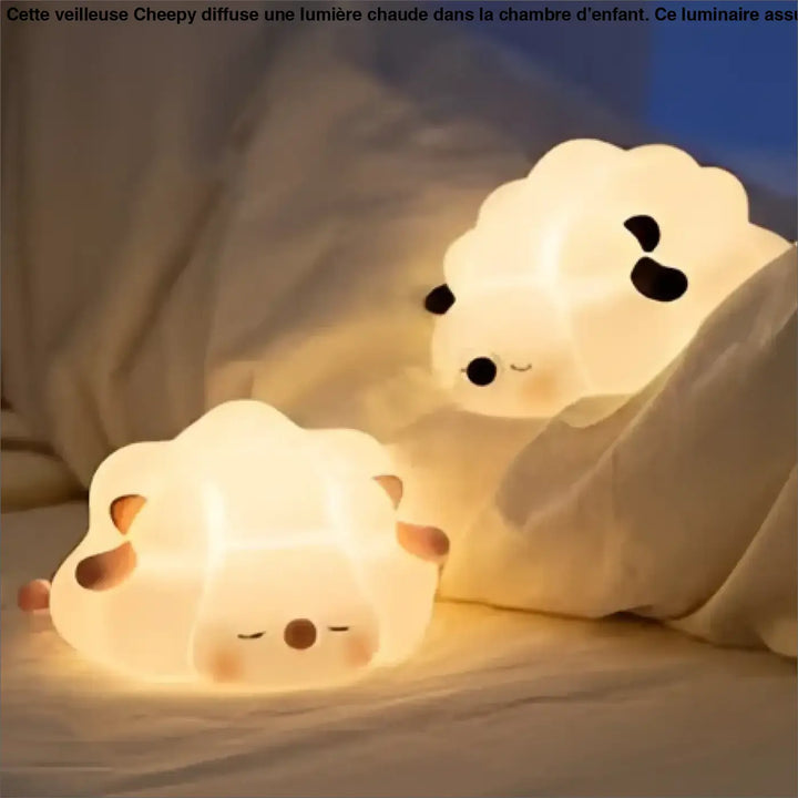 Veilleuse cheepy en peluche blanche douce avec yeux et nez brodés noir offrant une présence lumineuse