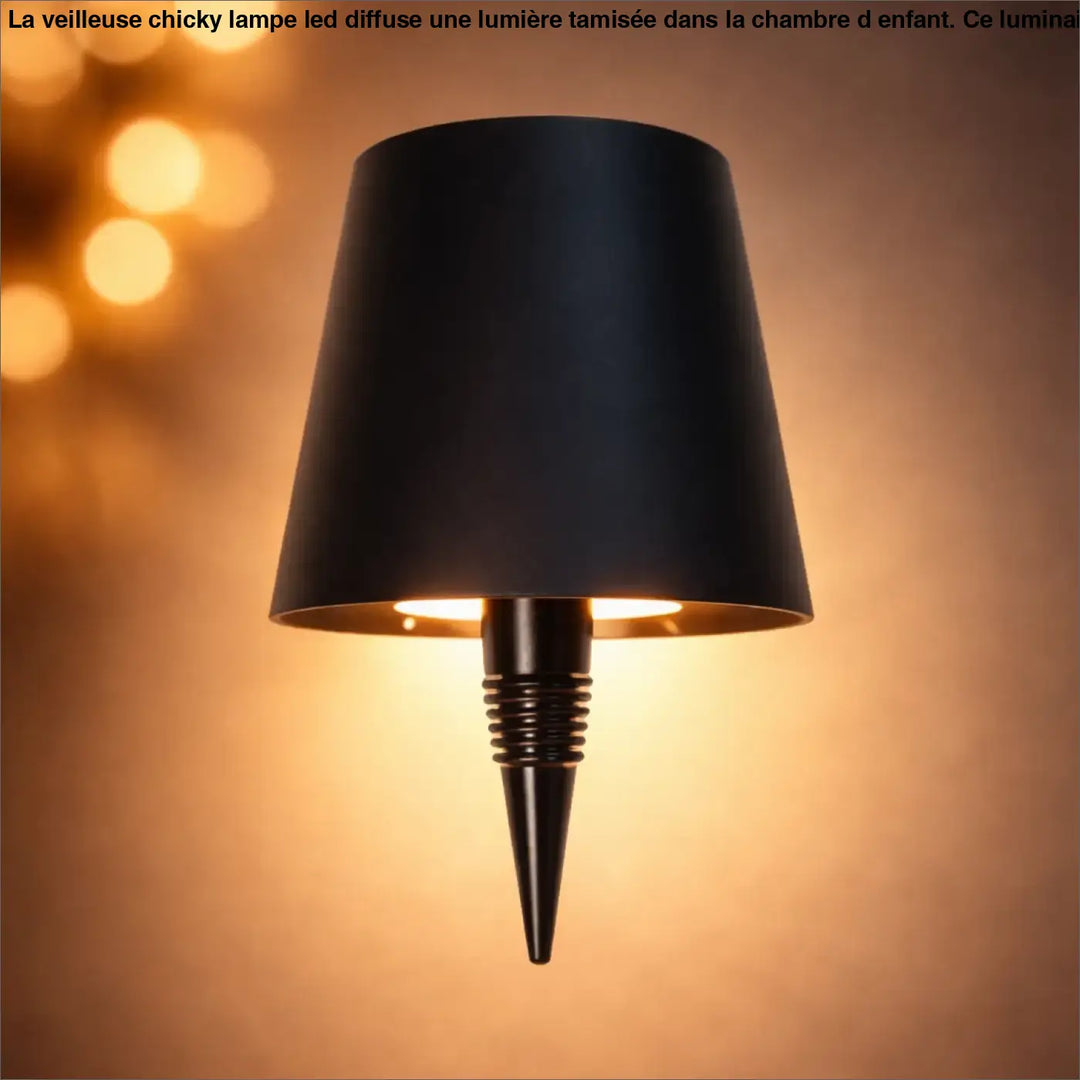 Lampe winny murale noire mate avec abat-jour conique et base nervurée pour une ambiance vintage rétro chic