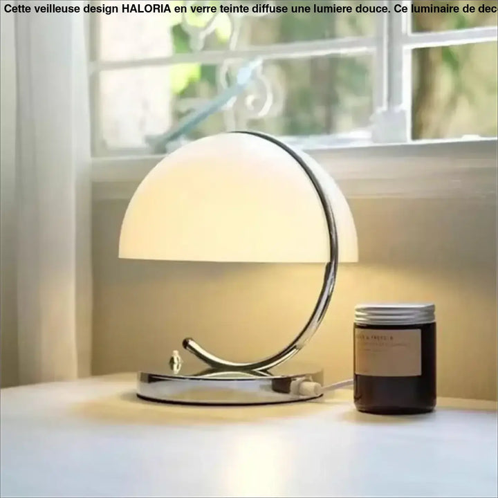 Lampe de table arko avec base métallique courbée en chrome et lumière douce grâce à son abat-jour blanc élégant