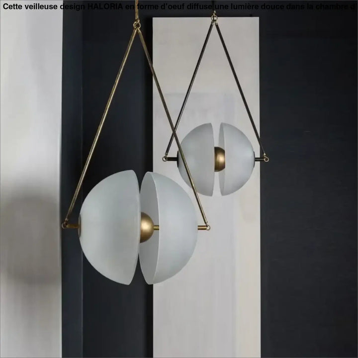 Suspension luminaire ronde en verre opalin et laiton doré élégant
