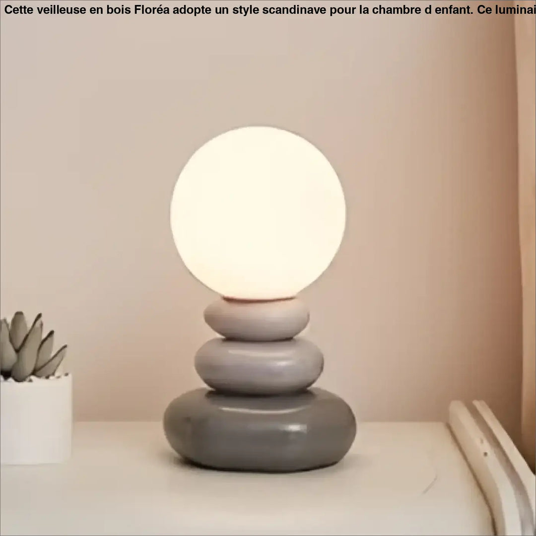 Lampe de chevet hestia avec design galets empilés gris et ampoule sphérique blanche éclatante