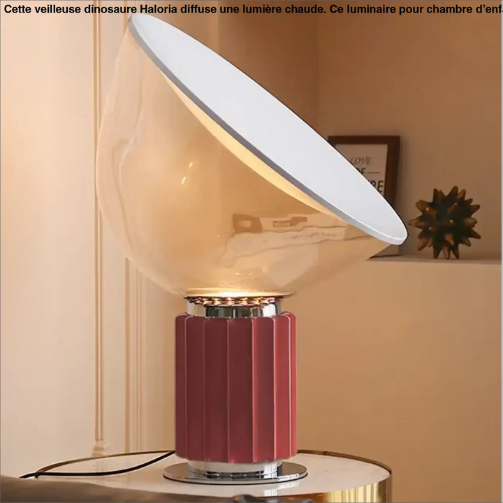 Lampe de table ekoa avec base striée en céramique rouge profond et abat-jour en verre translucide en forme de dôme
