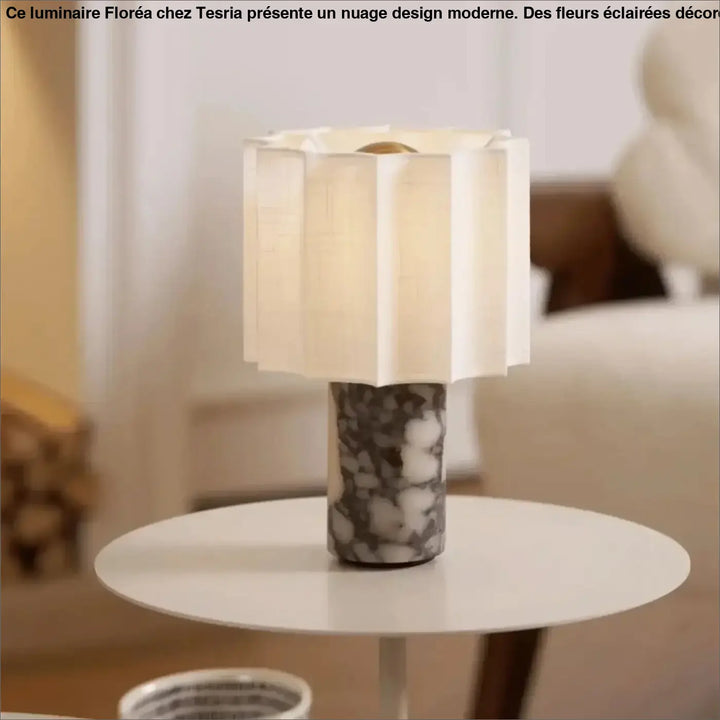 Lampe de chevet pietra avec abat-jour plissé blanc et base cylindrique en marbre gris et blanc moderne