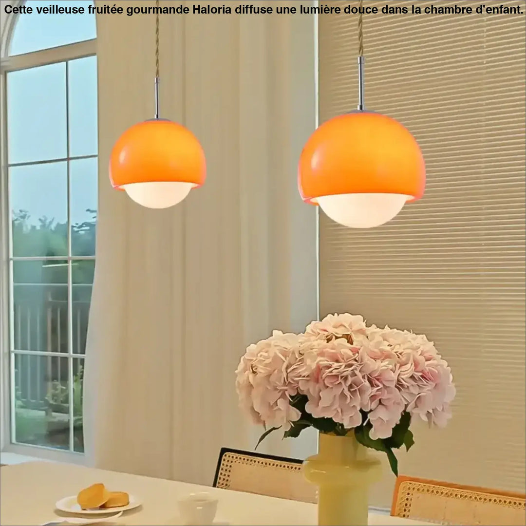Suspension luminaire orana avec deux luminaires orange en forme de dôme et bases en verre dépoli pour lumière douce