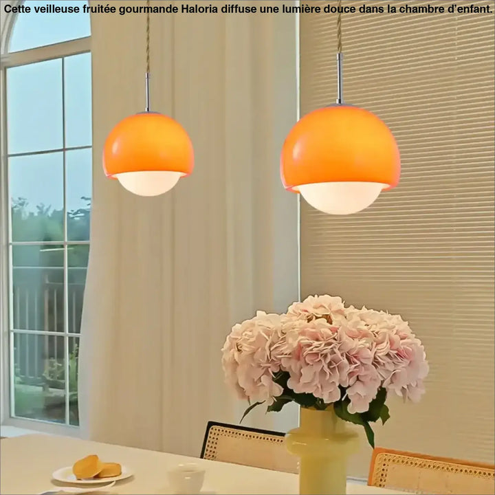 Suspension luminaire orana avec deux luminaires orange en forme de dôme et bases en verre dépoli pour lumière douce
