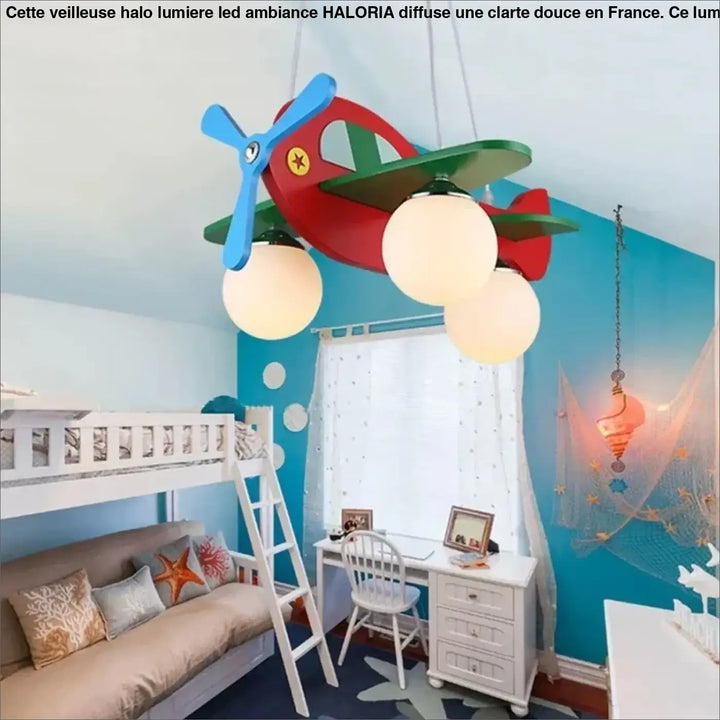 Suspension luminaire creaty en bois coloré forme avion avec hélice bleue pour une décoration intérieure plus qu’un simple éclairage