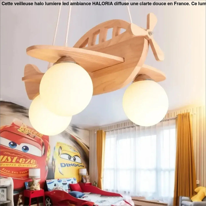 Lampe suspension en bois en forme d’avion avec trois globes en verre dépoli pour décoration intérieure plus qu’un simple éclairage