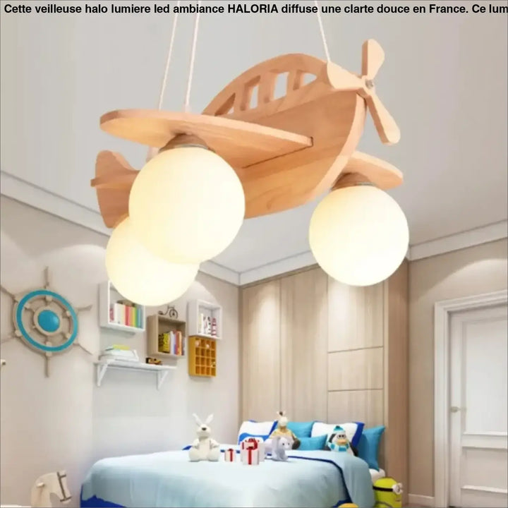 Lampe suspension en bois forme avion avec trois ampoules blanches sphériques pour décoration intérieure plus qu’un simple luminaire