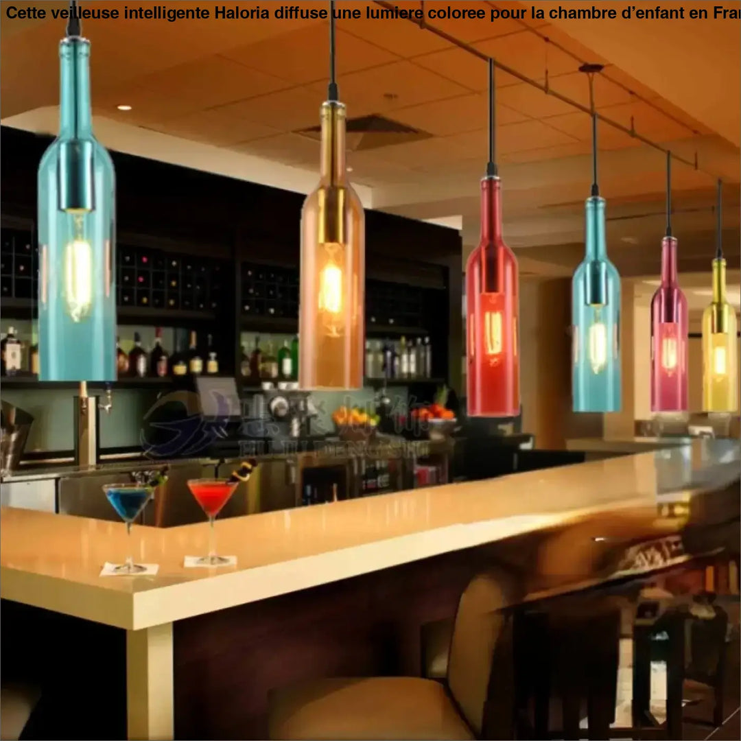 Suspension luminaire aria avec bouteilles colorées en verre suspendues au-dessus d’un comptoir de bar