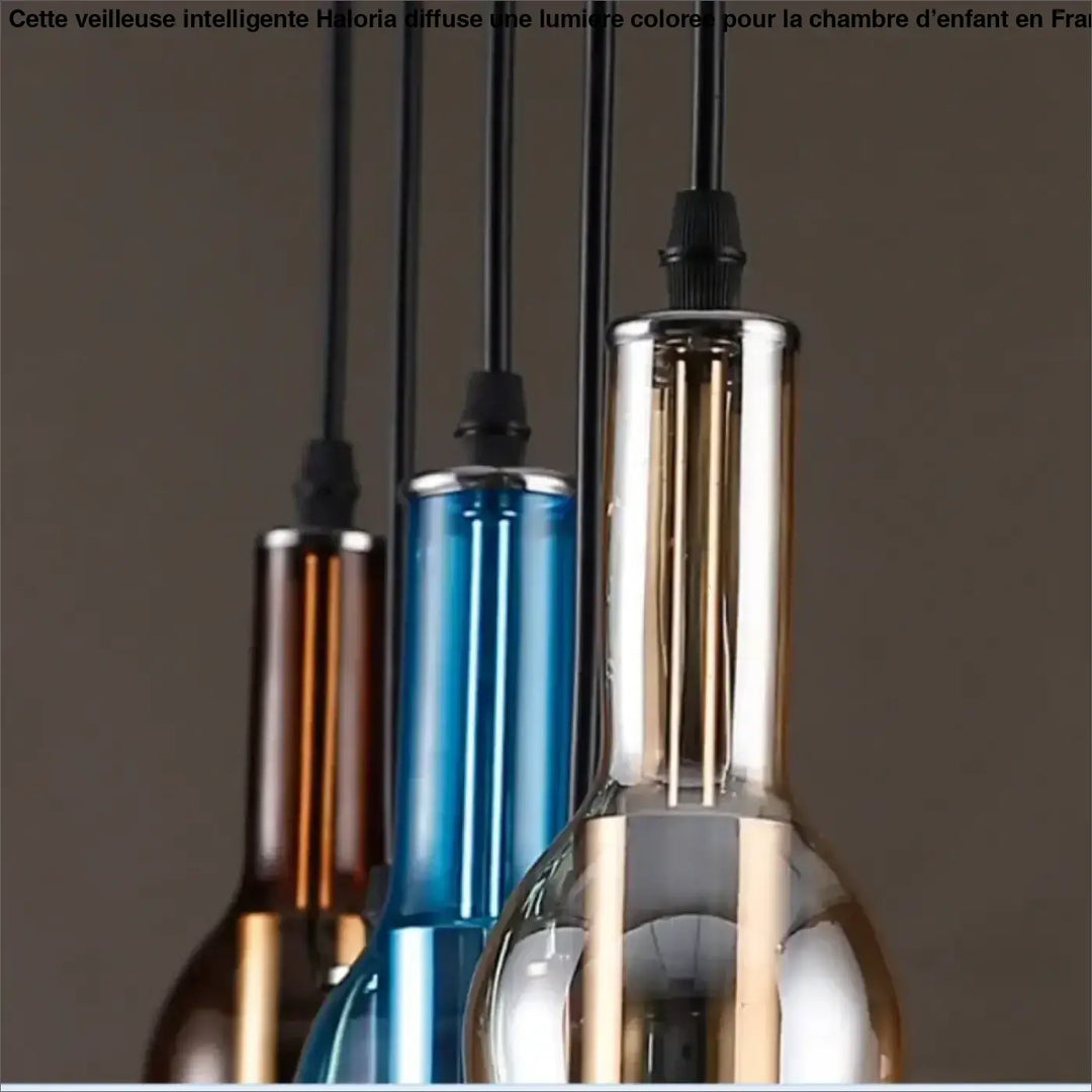 Suspension luminaire aria avec bouteilles colorées en verre moderne et accents métalliques élégants suspendus par cordons noirs