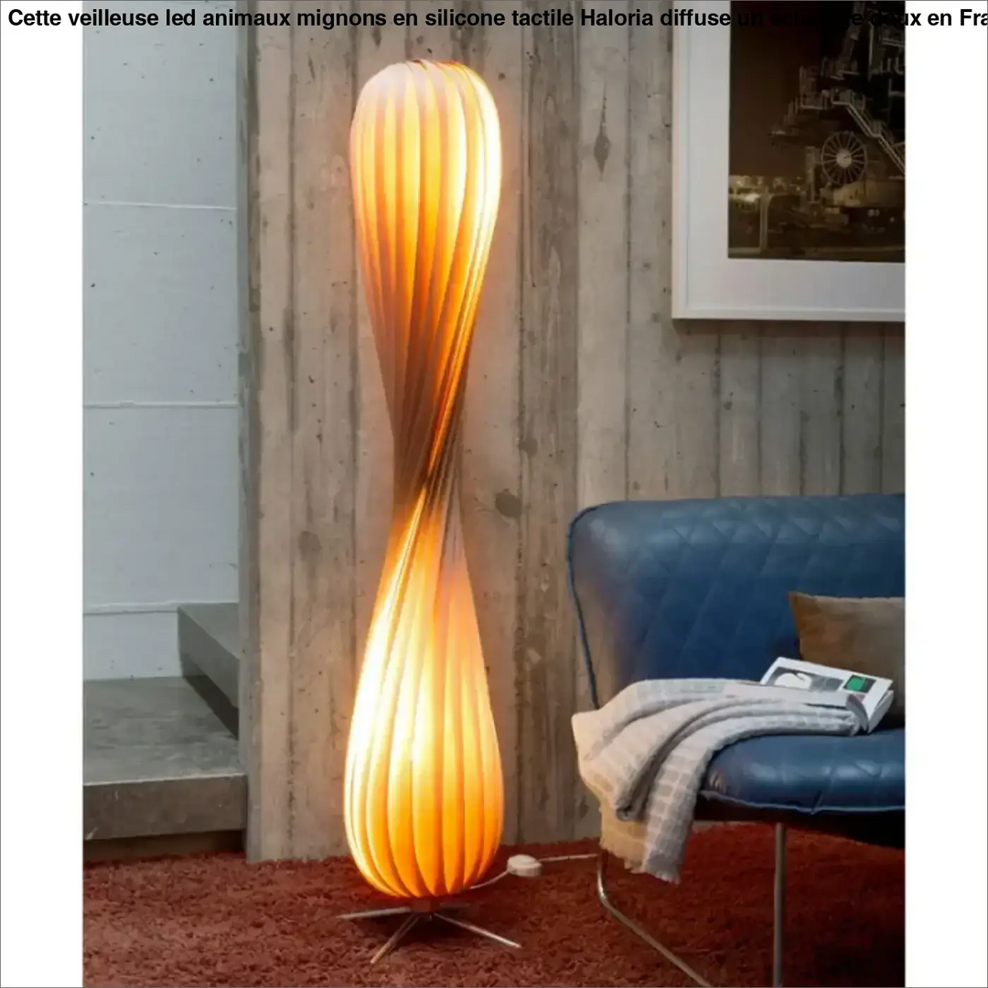 Lampadaire marron design sculptural avec une base métallique minimaliste et un abat-jour tordu orange lumineux
