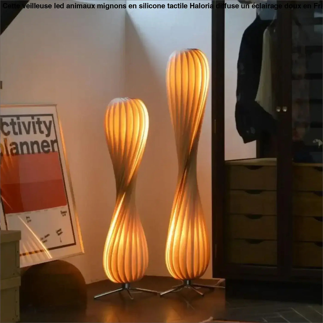 Lampadaire marron design sculptural avec deux lampes sur pied en bois torsadé émettant une lueur dorée chaleureuse