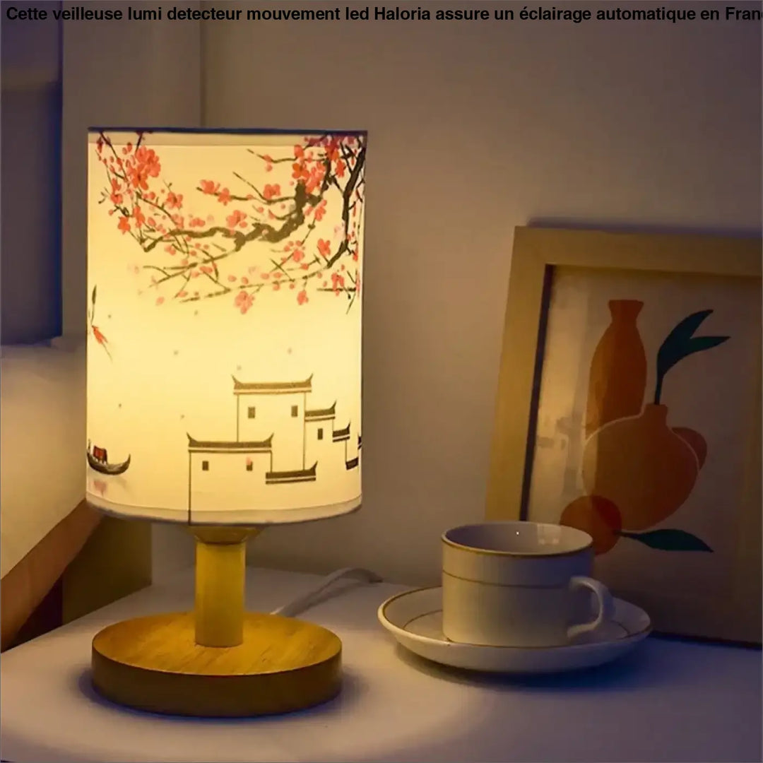 Lampe de table samira à style asiatique avec motifs fleuris de cerisiers et base en bois chaud contribue à créer une ambiance douce