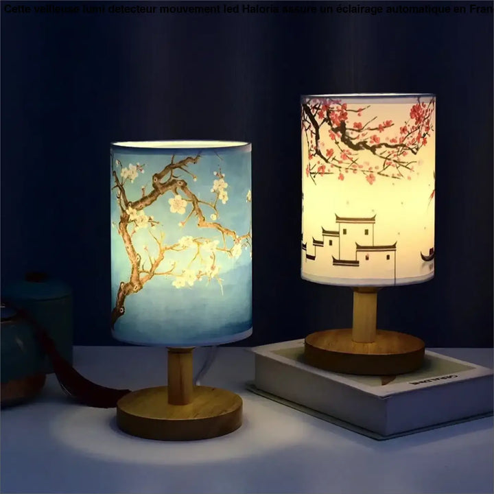 Lampe de table samira avec base en bois et abat-jours motifs fleuris style asiatique contribue à créer une ambiance élégante