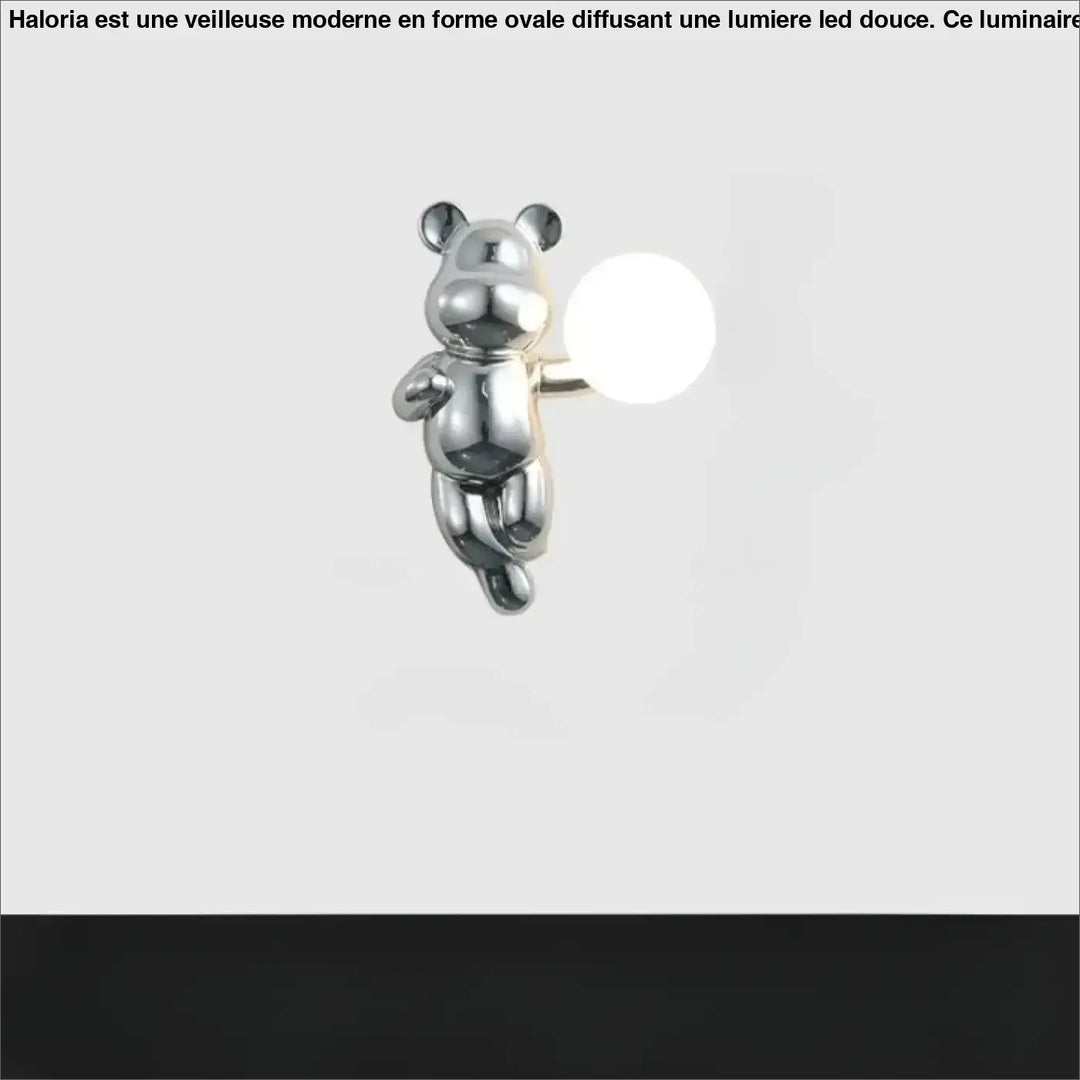 Applique murale en chrome brillant en forme d’ours tenant un globe lumineux pour un design moderne