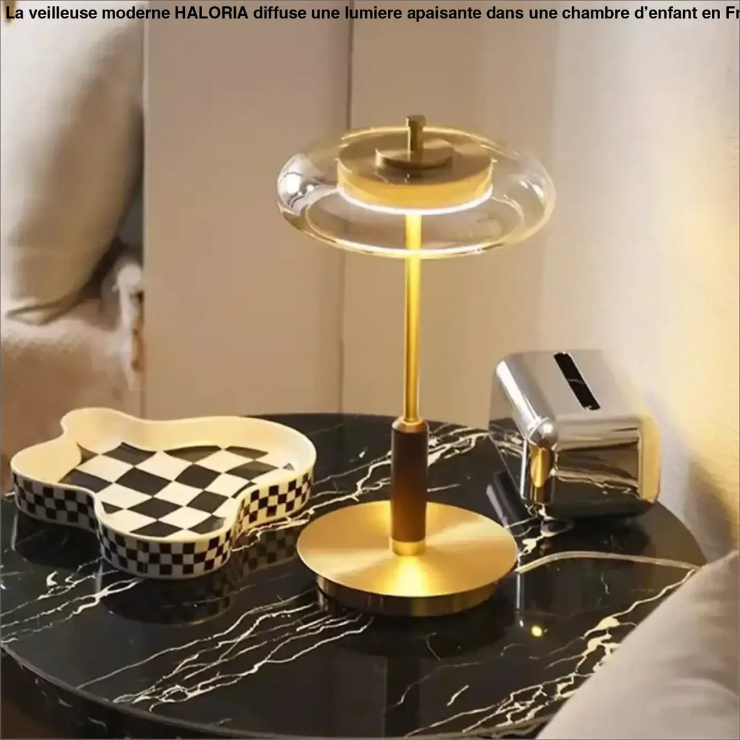 Lampe de chevet luxia en laiton moderne avec dôme en verre clair et éclairage circulaire, parfaite pour un chevet style nordique