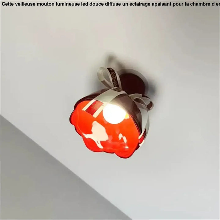 Luminaire plafonnier en verre rouge brillant avec nœud décoratif blanc et silhouette subtile pour décoration intérieure d’un objet pensé