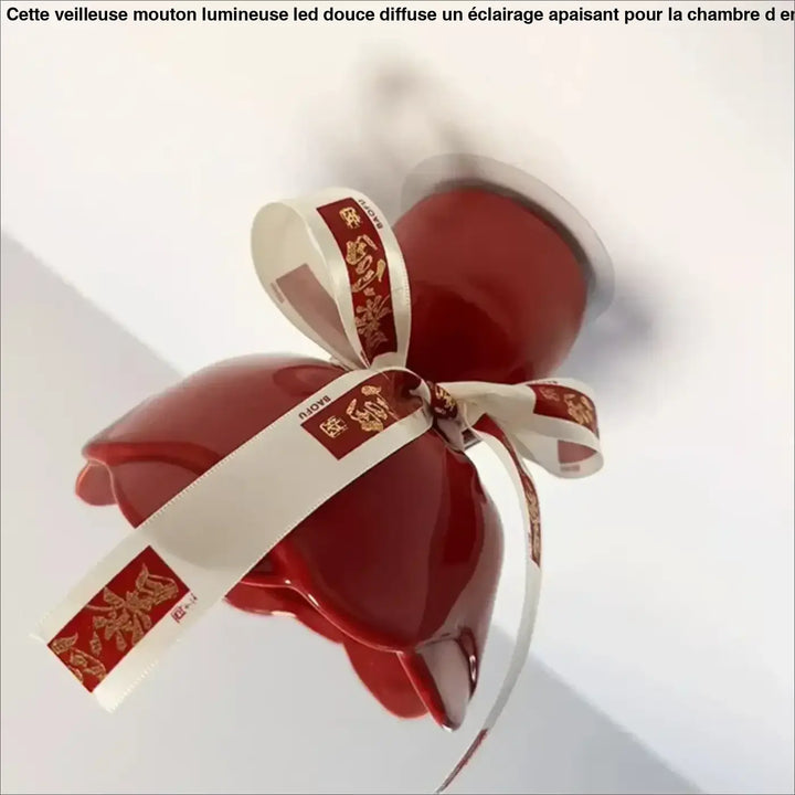 Luminaire plafonnier en céramique rouge brillant avec nœud décoratif blanc et motifs dorés pour décoration intérieure d’un objet pensé