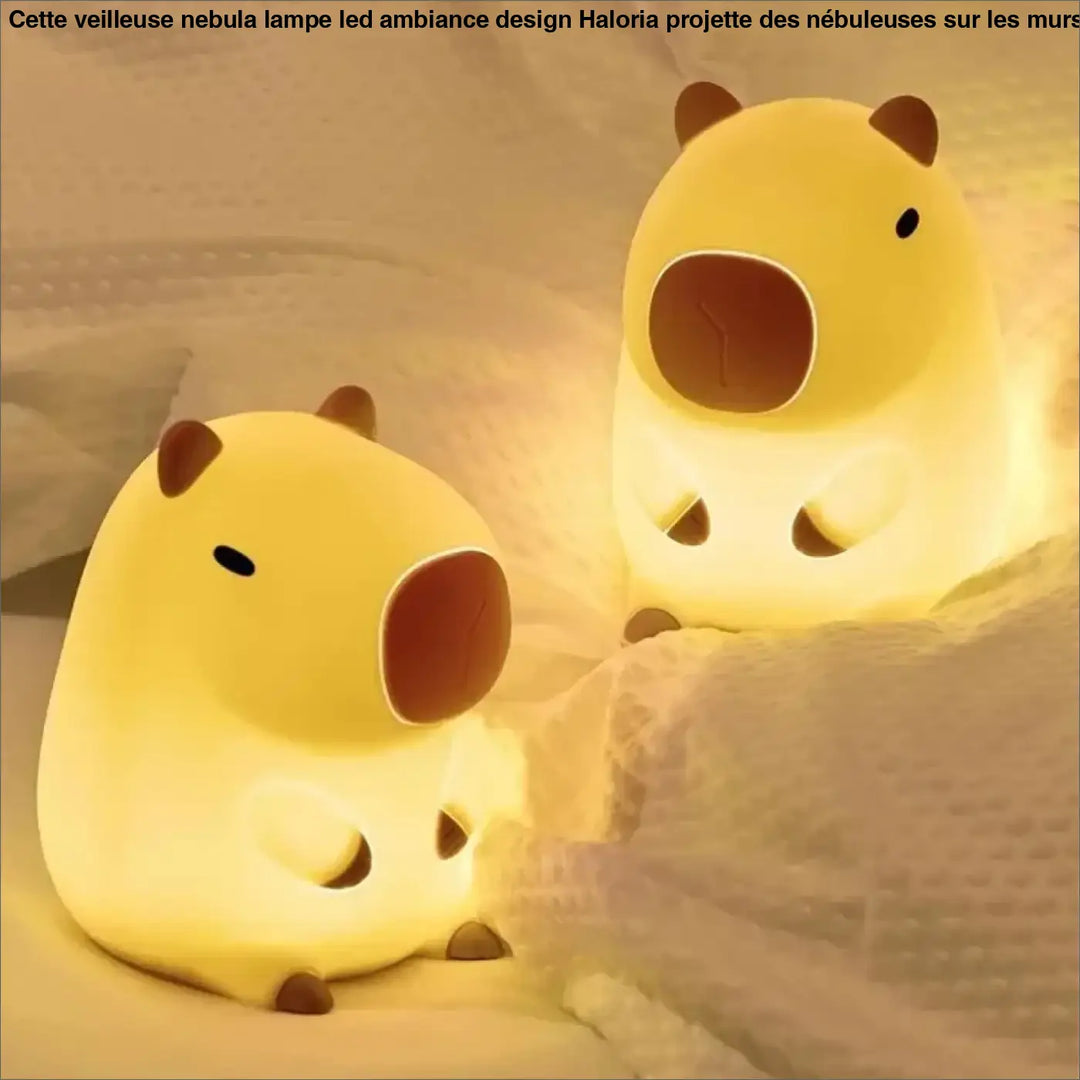 Deux veilleuses enfant led en forme de capybara jaunes avec oreilles et museaux marron éclairant chaleureusement