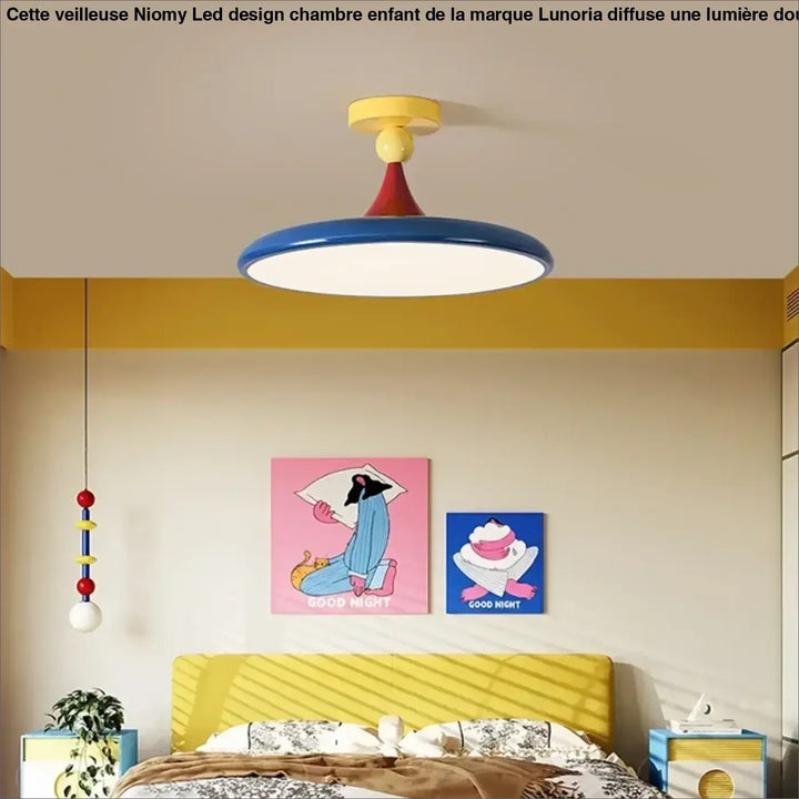 Plafonnier kolora design coloré avec abat-jour circulaire bleu accents géométriques rouges et jaunes finition métallique