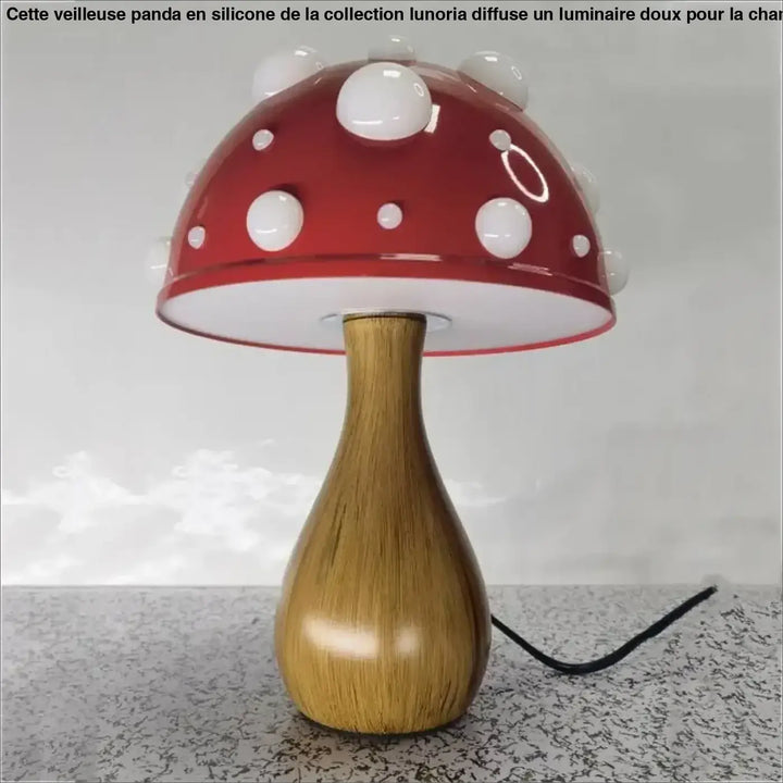 Lampe de chevet champignon à pois rouges avec pois blancs et base en bois par moushirou