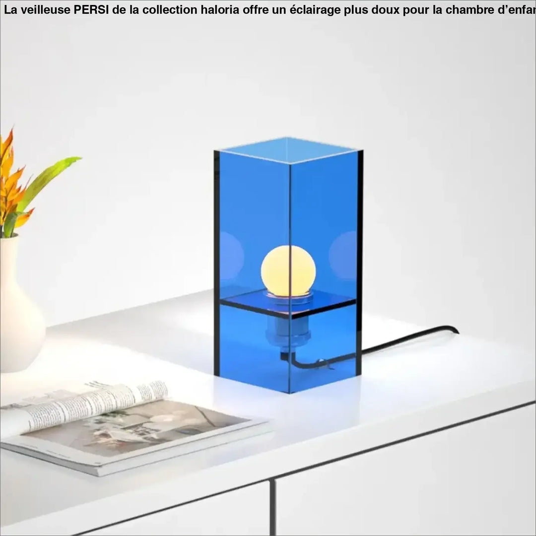 Lampe de chevet persi en acrylique bleu translucide avec une ampoule jaune chaude idéale pour la décoration intérieure et univers déco