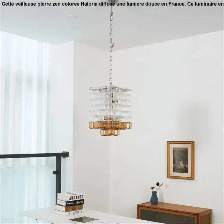 Suspension luminaire lumia avec tiers en verre clair et accents métalliques ambrés suspendue par chaîne au plafond