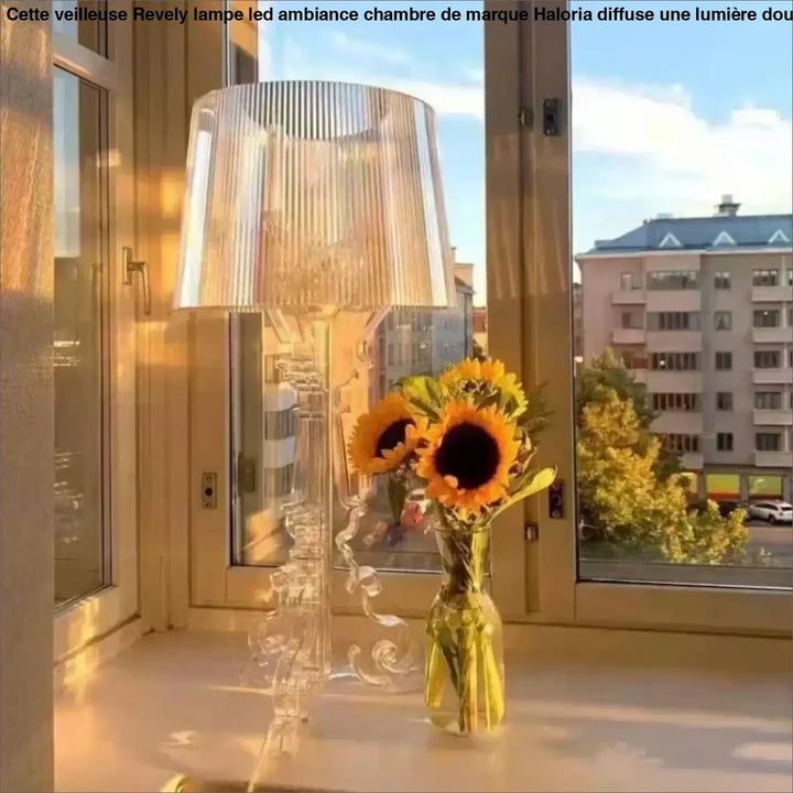 Lampe de table en verre clair nervuré avec base élégante et sculptée pour un éclairage raffiné intérieur