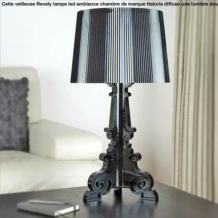 Lampe de table noire brillante avec abat-jour côtelé verticalement et base sculptée ornementale desi