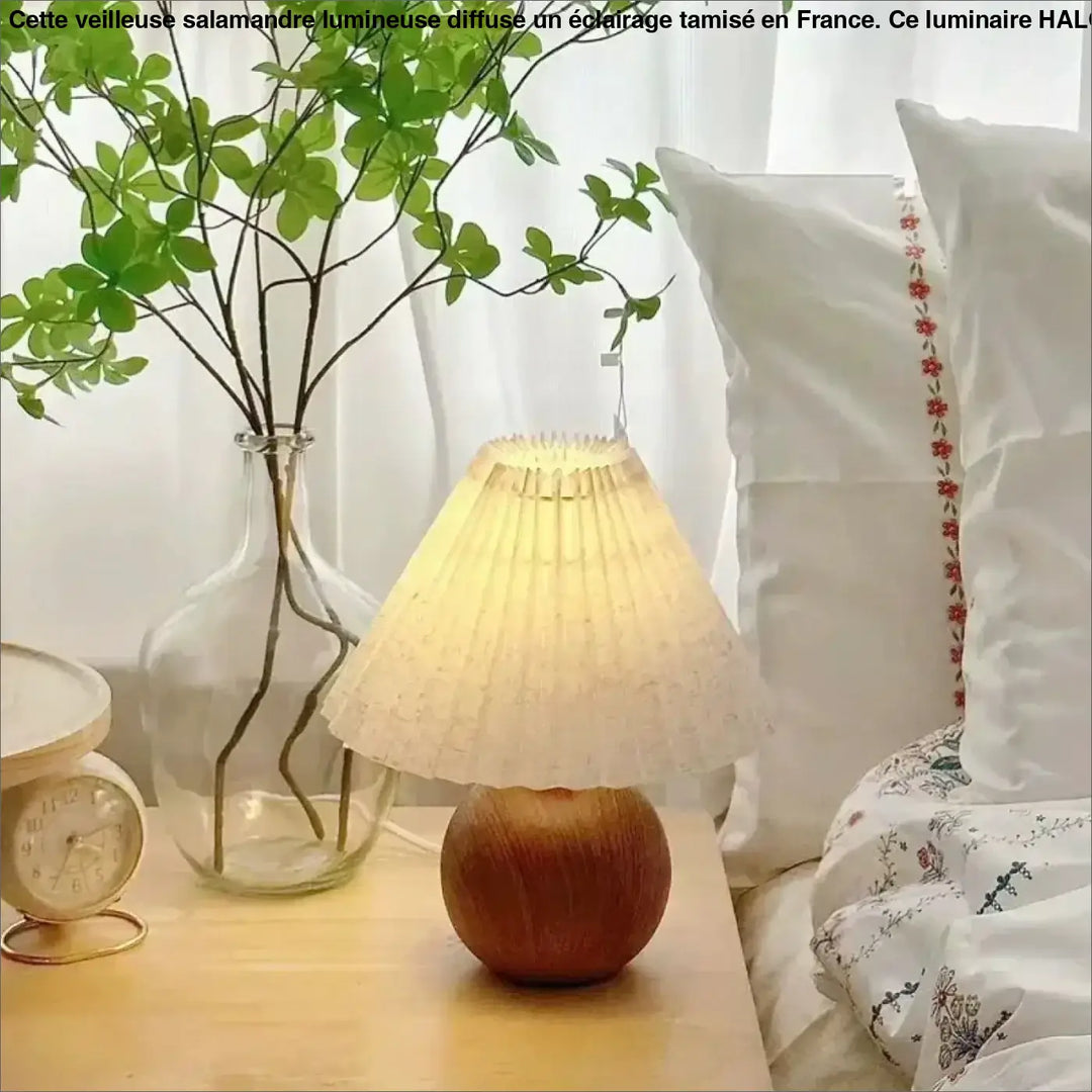 Lampe de chevet en bois chaleureux avec abat-jour plissé en tissu écru offrant une lumière douce pour décoration intérieure
