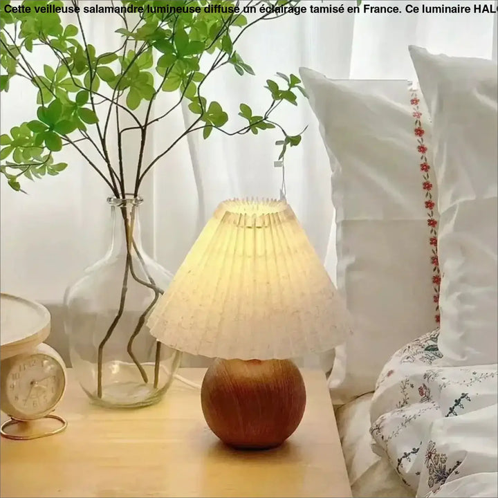 Lampe de chevet en bois chaleureux avec abat-jour plissé en tissu écru offrant une lumière douce pour décoration intérieure