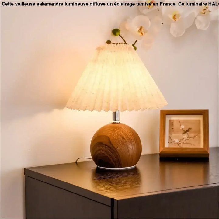 Lampe de chevet pliplisse en bois chaleureux avec abat-jour plissé en tissu ivoire pour une lumière douce et décoration intérieure