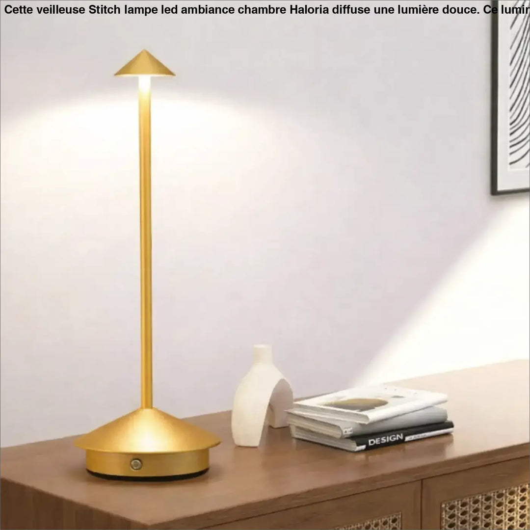 Lampe de chevet selenia style moderne en métal doré avec corps cylindrique et lumière chaude pour chevet élégante