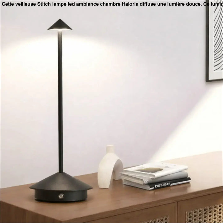 Lampe de chevet selenia noire style moderne avec base tripode matte et abat-jour conique pour chevet élégante